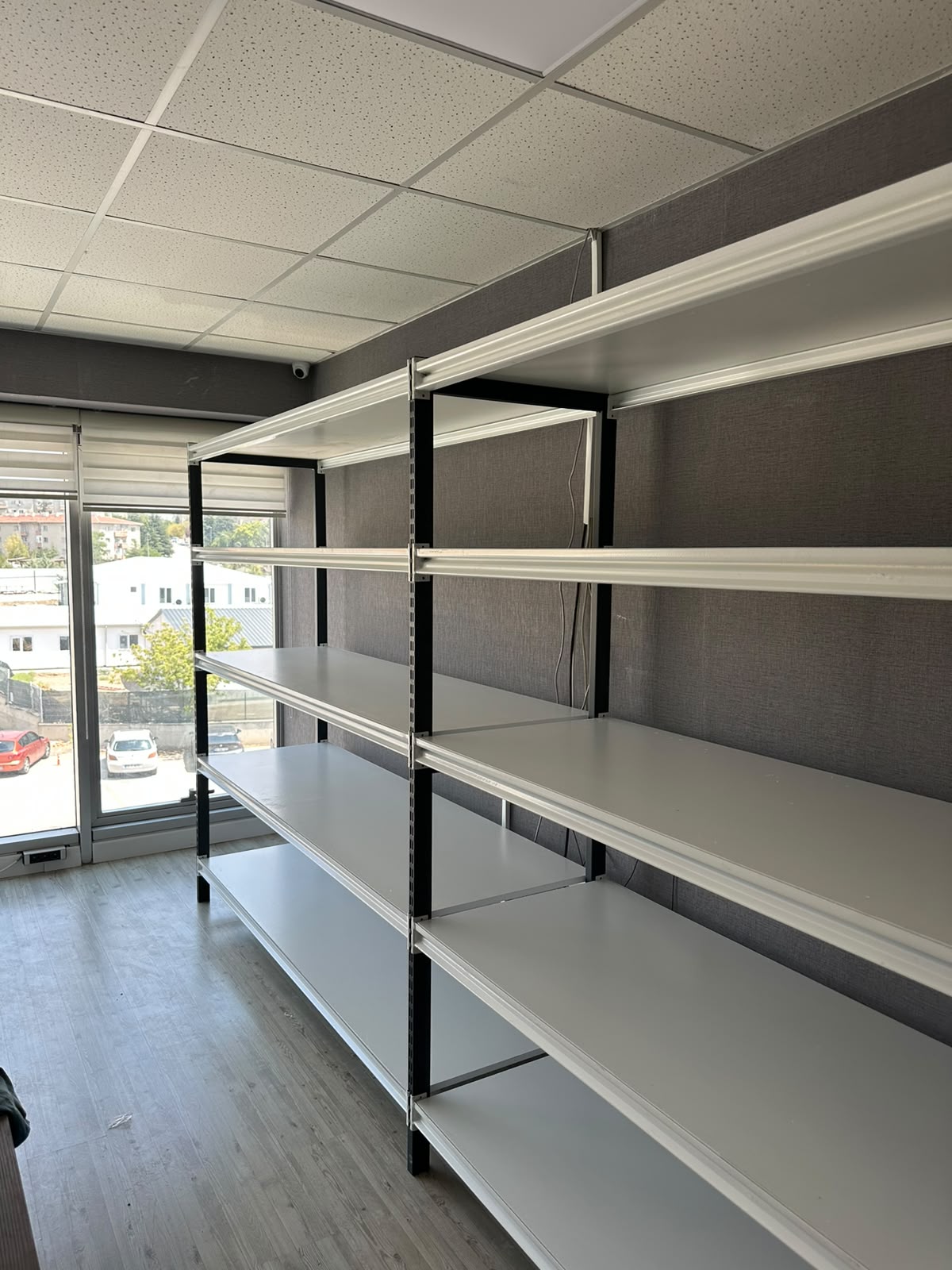 Ofis ve depo kullanımına uygun açık renk hafif yük rafları